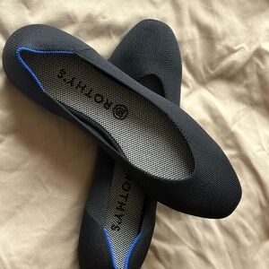 NEW NEVER WORN! Super cute Rothy's Elegant Black Flats with Blue Trim